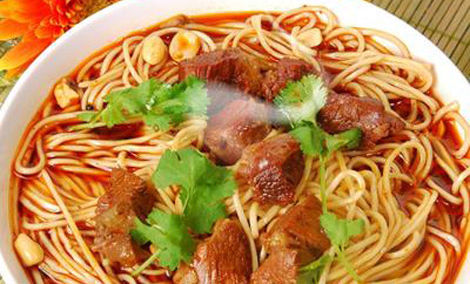成都美食小吃擔擔面，鹵汁酥香，咸鮮微辣