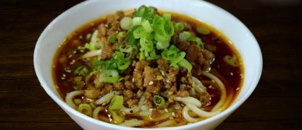 成都美食小吃擔擔面，鹵汁酥香，咸鮮微辣
