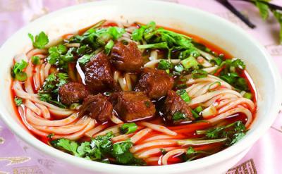 成都美食小吃擔(dān)擔(dān)面，鹵汁酥香，咸鮮微辣