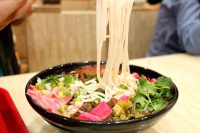 成都哪里可以學(xué)做花溪牛肉粉技術(shù)呢？師傅親自指導(dǎo)