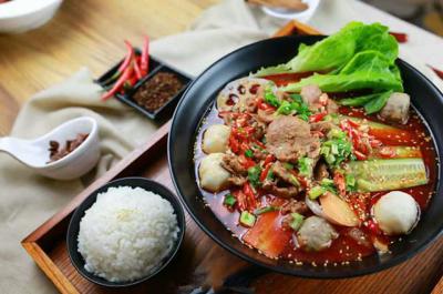 冒菜培訓(xùn)技術(shù)培訓(xùn)哪家強(qiáng)？教你底料的炒制